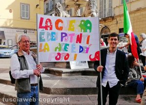 Viterbo - La manifestazione per la pace a piazza delle Erbe