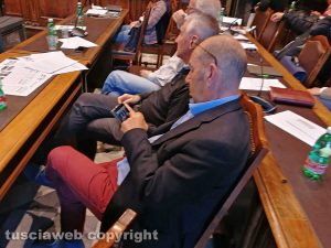 Viterbo Consiglio comunale - Paolo Simoni alle prese col telefonino