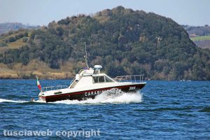 Una motovedetta dei carabinieri nel lago di Bolsena
