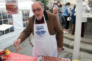 Viterbo - La colazione di Pasqua a Pianoscarano - Aldo Fabbrini serve i salumi