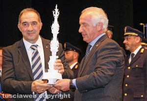 Viterbo - 166esimo anniversario della polizia - Il questore Lorenzo Suraci riceve dal costruttore della macchina di santa Rosa Vincenzo Fiorillo il modellino di Gloria