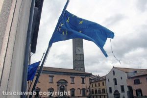 Viterbo - Le bandiere fuori palazzo dei Priori