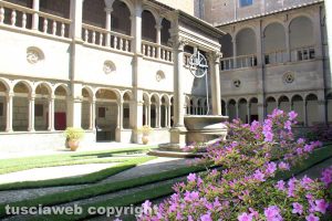 La Quercia in Fiore - il chiostro in allestimento