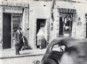 La mamma di Pisciotta mentre entra nella casa di via Cavour