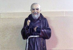 Una statuetta di padre Pio