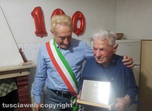 Bomarzo - La consegna della targa a nonno Peppe per i suoi 100 anni