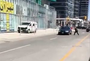 Toronto - Furgone falcia passanti sul marciapiede