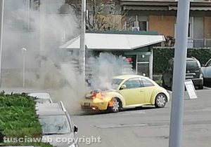 Viterbo - Macchina in fiamme al Murialdo