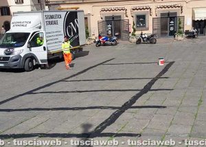 Piazza Fontana Grande - Il pavimento in peperino verniciato di nero