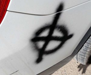 Montalto di Castro - Imbrattata con lo spray la macchina di Mazzoni