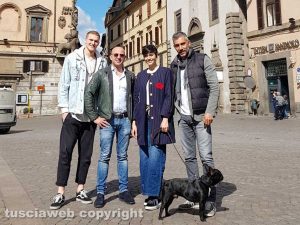 Viterbo - Foto di gruppo per Alice Sabatini in città