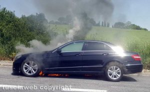 La Mercedes in fiamme sulla Cassia bis