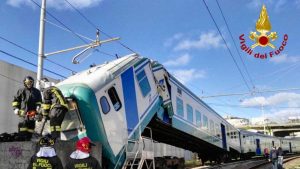 Genova - Treno si schianta su un binario morto
