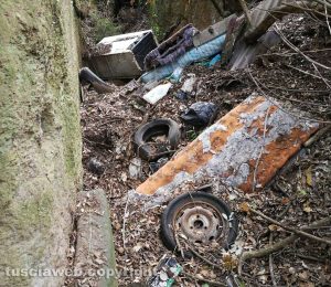 Strada provinciale Vetrallese - Forra piena di rifiuti