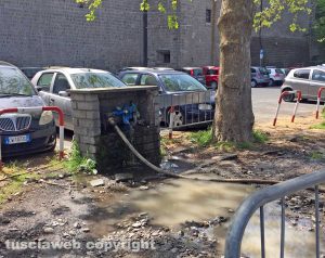 Viterbo - La perdita di acqua di fronte a pratogiardino Lucio Battisti