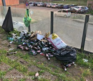 Viterbo - Fortezze - Rifiuti e bottiglie a terra