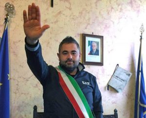 Tarquinia - Saluto fascista in comune