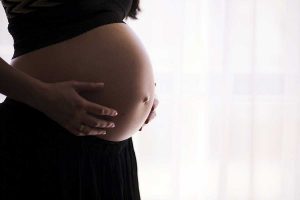Una donna incinta