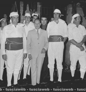 1972 - Gino Bartali, a Viterbo per vedere il Volo d'Angeli, ritratto con alcuni facchini tra cui Bruno Gemini, Armando, Petri, Giuliano Sambuci, Walter Cimicetti, Mario Marinetti, Mario De Nicolò