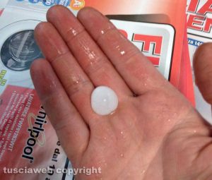 Un chicco di grandine dopo la bomba d'acqua a Capranica