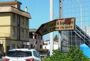 Viterbo - Il cartello per Civita di Bagnoregio danneggiato