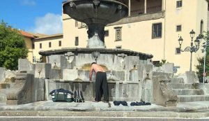 Viterbo - Piazza della Rocca - Uomo si lava e fa il bucato nella fontana