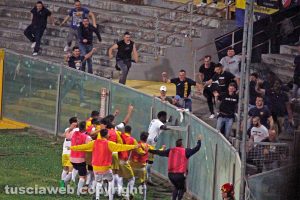 Sport - Calcio - Viterbese - La squadra esulta assieme ai tifosi