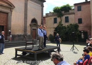 Tuscania - Bevilacqua con il sindaco Bartolacci in piazza per presentare “Alla scoperta dell’Italia. In viaggio con Sereno Variabile”