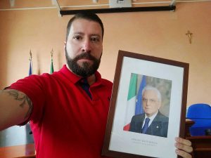 Luca Marsella con la foto del presidente Mattarella