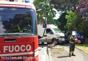 Viterbo - Schianto furgone-auto in via Vicenza