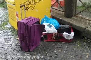 Viterbo - Piazza Sant'Agostino - Immondizia accanto alla raccolta degli indumenti usati