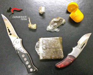 Terni - I coltelli, l'hashish e la cannabis sequestrati dai carabinieri