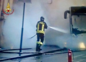 Roma - Bus in fiamme a via del Tritone