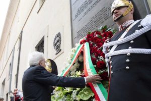 Roma - Il presidente Mattarella depone corona in via Caetani