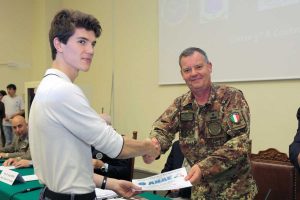 Viterbo - Itt "L. Da Vinci" - Consegna dell'attestato da parte del generale Riccò