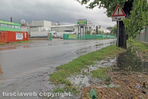 Viterbo - Buche piene d'acqua ai lati della Cassia