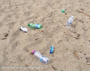 Tarquinia - Rifiuti sulla spiaggia libera di S. Agostino