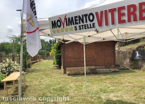 Viterbo - Gazebo e bandiere di M5s a Poggio Giudio