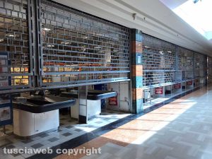 Ipercoop - Saracinesche abbassate al supermercato