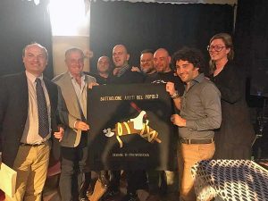 Anpi Montefiascone - La riconsegna della riproduzione della bandiera col fascio spezzato ai civitavecchiesi