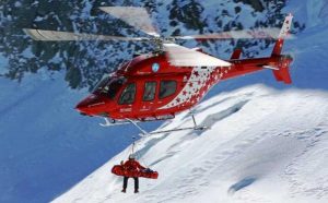 Alpi - Un elicottero della Zermmat Air impegnato nei soccorsi
