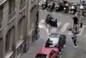 Parigi - Ragazzo accoltella passanti per strada