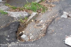 Viterbo - Buche, riparazione sommaria a via Settembrini