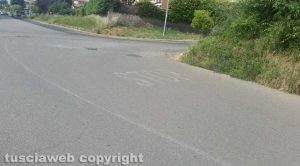 Viterbo - segnaletica scolorita tra via Biga di castro e via Campo scolastico