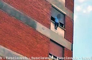 Viterbo - Ragazza minaccia di lanciarsi dalla finestra a piazzale Gramsci