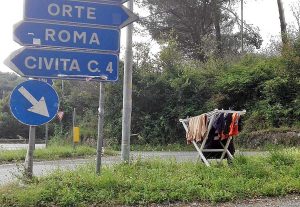 Civita Castellana - Stendino per i panni in mezzo a uno spartitraffico di Borghetto