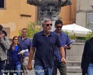 Viterbo - George Clooney a piazza del Gesù