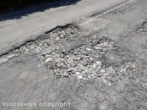 Viterbo - Buche in strada Montefoglianese a San Martino al Cimino