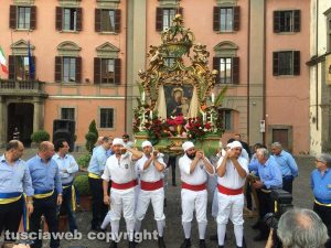 I facchini di santa Rosa portano la macchina della Madonna liberatrice