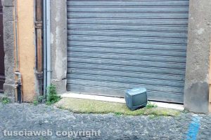 Viterbo - Televisore abbandonato in via della Pace